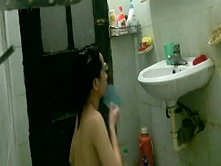 Å ha det gøy i dusjen med en skjult asiatisk stjerne