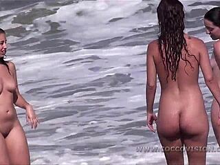 Груде жене се редују на плажи да се сунче и да се купају на сунцу