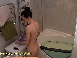 Une adolescente maigre filmée dans la baignoire