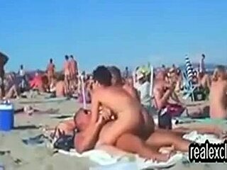 Sexo oral y vaginal en la playa con swingers pelirrojos