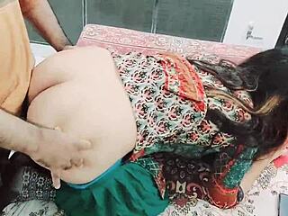 Uma empregada paquistanesa fica excêntrica depois de exibir seu pênis