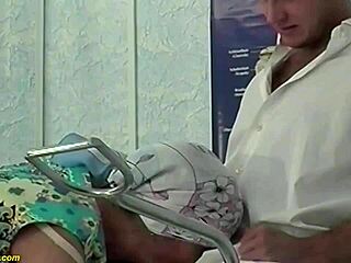 Μια τριχωτή γιαγιά δέχεται σκληρή γροθιά από τον καυλιάρη γιατρό της στο νοσοκομείο