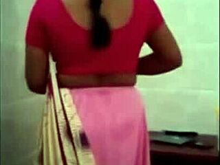 O escortă indiană tachinează cu hainele ei