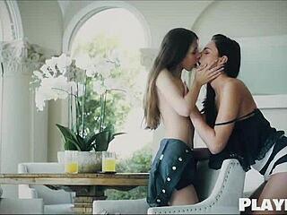 Lesbisk par nyter å kysse og fingre i dampende video