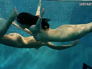 المثليات العاريتين يقضون وقتاً عصيباً تحت الماء