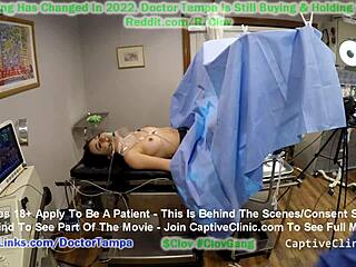 Stacy Shepard, de verpleegster, onderzoekt de maagdelijkheid van een patiënt met de hulp van dokter-tampas