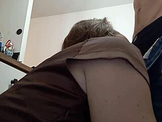 Το σπιτικό βίντεο ενός γαλλικού ζευγαριού δείχνει μια ξανθιά με σατένι εσώρουχα να μιλάει βρώμικα ενώ πηδιέται