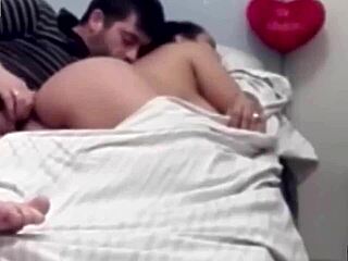 Un couple gay baise la belle-mère dans son vagin serré et son cul sur le lit