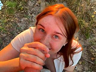 Russisk jente gir en sløv blowjob offentlig etter å ha avslørt nær jernbane