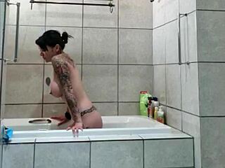 La hermanastra tatuada se baña a escondidas en cámara oculta