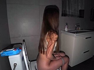 Una coppia amatoriale fa sesso anale sporco in bagno