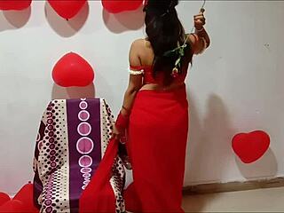 Indische Frau in rotem Sari feiert Geburtstag mit großen Desi-Brüsten