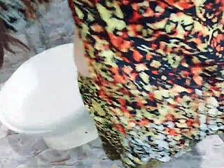 Пакистанская горничная трахается в ванной со своими хозяевами, которые говорят грязно
