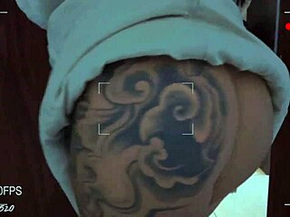 Primo piano di una ragazza tatuata con un culo grande e abilità nel deepthroat in video HD