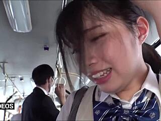 Azijska lepotica doživi spolno zadovoljstvo v japonskem avtobusu