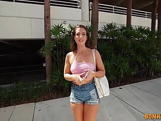 Mandy Waters se pone como vaquera en un vídeo porno caliente