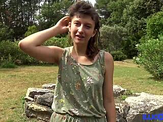 La jeune française Melany devient coquine en plein air avec une grosse bite noire