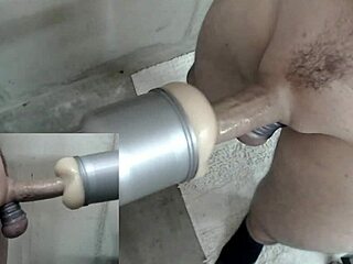 Mașina de futut mulge un fleshlight întins cu o ejaculare