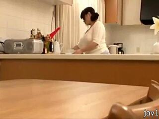 MILF-ul cu sânii mari gătește niște delicii japoneze
