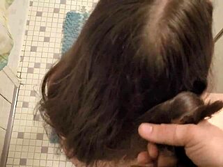 Брюнетка-жена получает сперму в волосы и чистит ее насквозь
