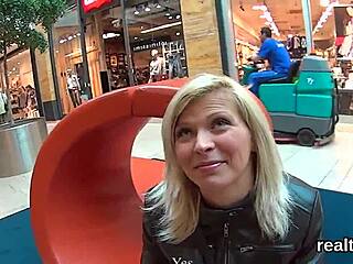 Mlado in privlačno dekle iz Češke je zapeljano v nakupovalnem središču in penetrirano iz perspektive prve osebe