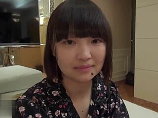 Gadis Jepun menjadi nakal dalam video amatur tanpa sensor
