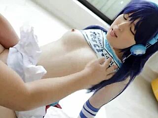 Seorang cosplayer Asia eksotik dalam kostum memperlihatkan tubuhnya