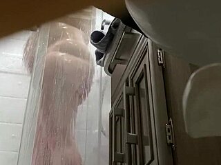 임신한 아내가 RV 샤워에서 털난 비버를 드러냅니다