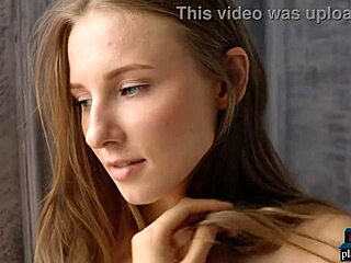 Un model adolescent rus într-un videoclip senzual de striptease solo pentru Playboy