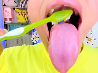 Les Jordans violets jouent avec leur langue devant leur webcam