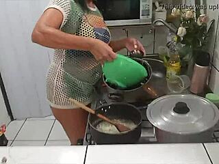 Liderlige husmor Sarah i forførende køkkenlingeri