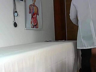 Doktor dan pesakit menjalani pemeriksaan perubatan intim di belakang pintu tertutup