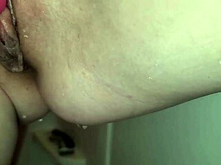 Sesja pod prysznicem w Lexies zamienia się w orgazm samozadowolenia