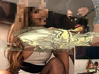 素人の日本のフェムドムが裸足でガラスのフードボウルでおしっこをする