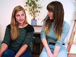 Nicky ja Kate, eurooppalaiset tytöt, nauttivat lesboilosta saksilla ja seksilelulla