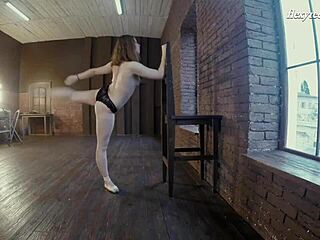 Рита Перворазова, дребната балерина, показва своите гъвкави умения за гимнастика