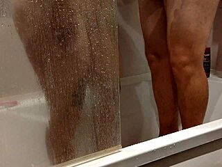 Session de douche torride avec une chaude nana et son petit ami