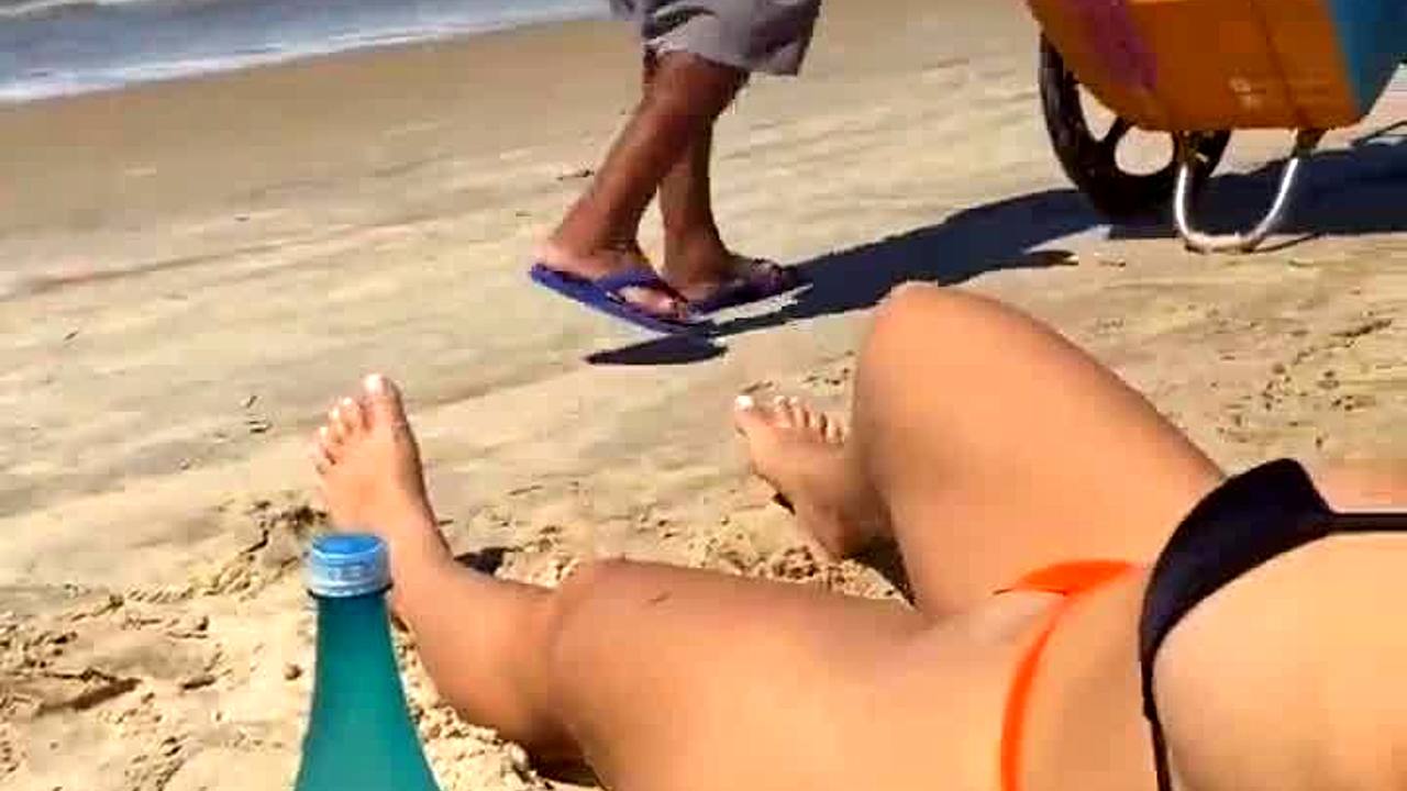 Den barmfagre Luana Kazaki forfører ismanden på stranden hq nøgenbillede