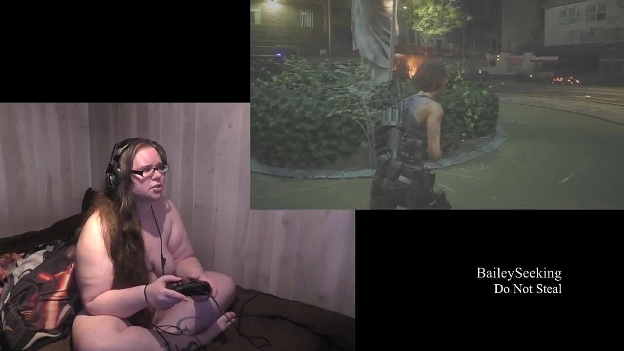 Gamer-tyttö tutkii alastoman pelaamisen maailmaa Resident Evil 3ssa kuva