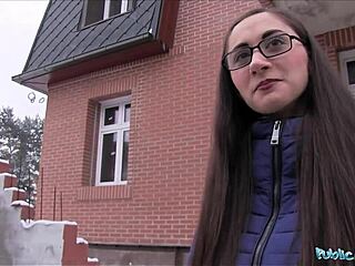 Ρωσίδα ερασιτέχνης με γυαλιά αρπάζεται και πηδιέται από δημόσιο πράκτορα