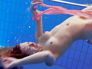 카 마트로소바스 (Katka Matrosovas) 는 큰 가슴과 발을 가진 수영장에서 벌거벗은 채 수영을 합니다