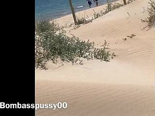 Μια μαύρη έφηβη με μεγάλο μουνί πηδιέται σε μια παραλία γυμνών