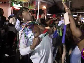 New Orleans Mardi Gras'ı halka açık bir şekilde sergiliyor