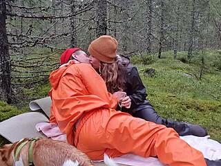 Ένα ζευγάρι με ρούχα βροχής υψηλής ευκρίνειας γίνεται εκκεντρικό στο δάσος