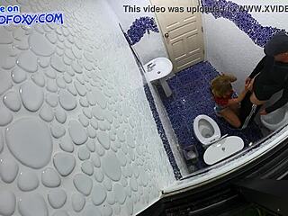 Geheime camera's nemen seks op in een openbaar toilet