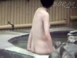 استحم مع امرأة يابانية جميلة