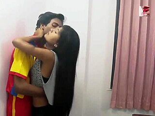 Индийская красотка-подросток занимается сексом