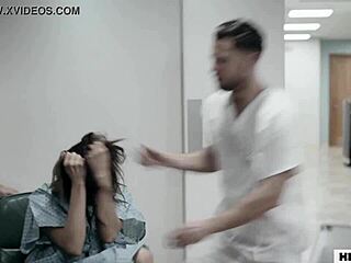 امرأة ناضجة ذات ثديين تمارس الجنس مع موظفي المستشفى