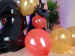 Леди МИЛФ у латексном цатцуиту ужива у фетишистичком забави са ваздушним балоном