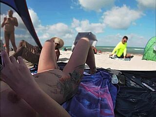 裸の妻と複数の男性が見ているビーチのヴォイヤー